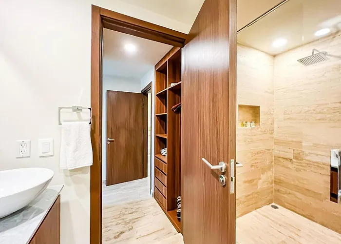Luxury Penthouse Panoramic Views & Pool Apartment