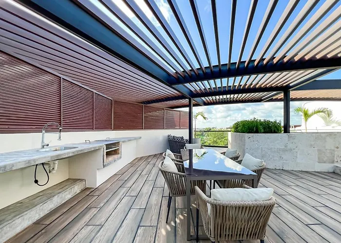 Luxury Penthouse Panoramic Views & Pool Apartment