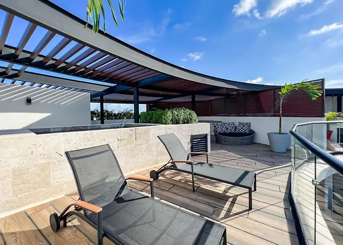 Luxury Penthouse Panoramic Views & Pool *